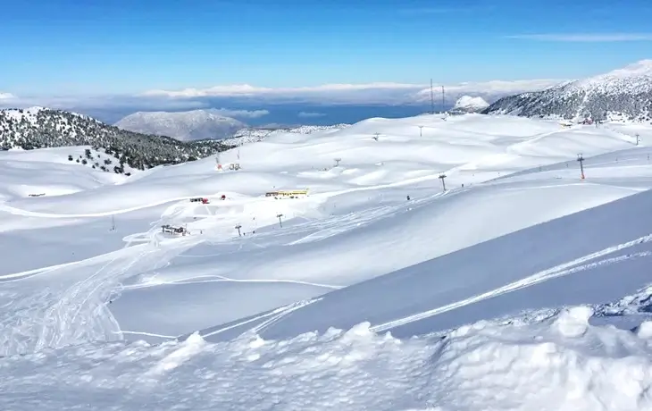 Davraz Kayak Merkezi’nde geniş ve yumuşak eğimli pistler, Eğirdir Gölü manzarasına açılan alanlar